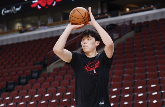 杨瀚森三分命中率低迷失误频发，提升投篮节奏