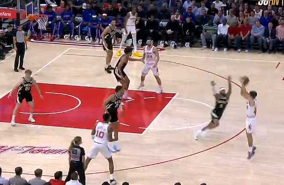 申京助攻激发谢泼德远投潜能 火箭首节三分火力