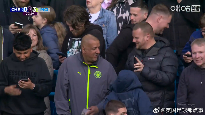 英超焦点战突发奇事 球员手机引发全场关注