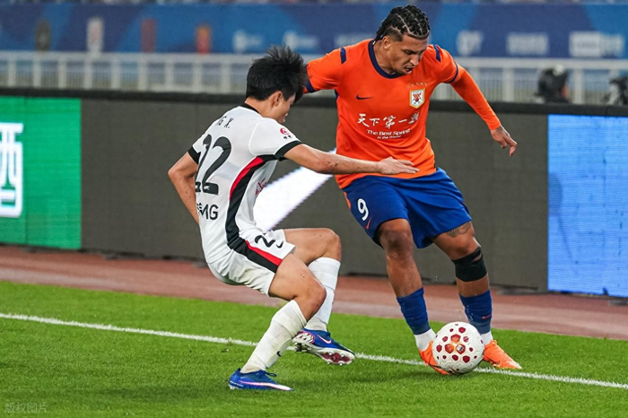 杨希首球+克雷桑任意球 上海海港残阵逼平山东泰