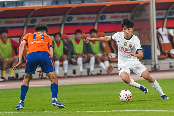 杨希首球+克雷桑任意球 上海海港残阵逼平山东泰