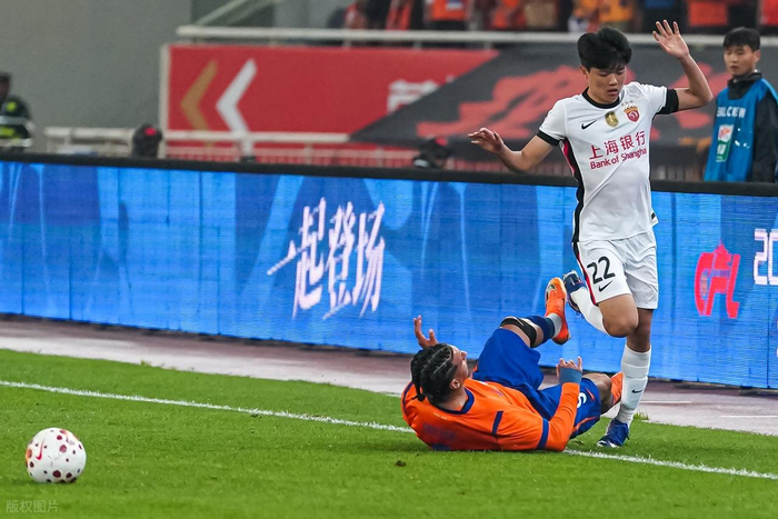杨希首球+克雷桑任意球 上海海港残阵逼平山东泰